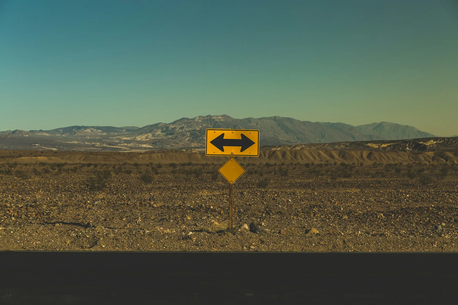 Road sign forcing you to pick either left or right direction